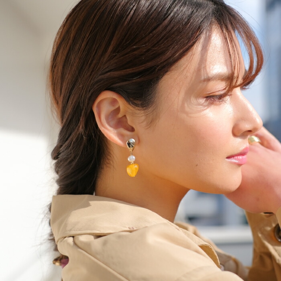 落ち着いた色合いが大人らしい！アクリルストーン＆パールピアス