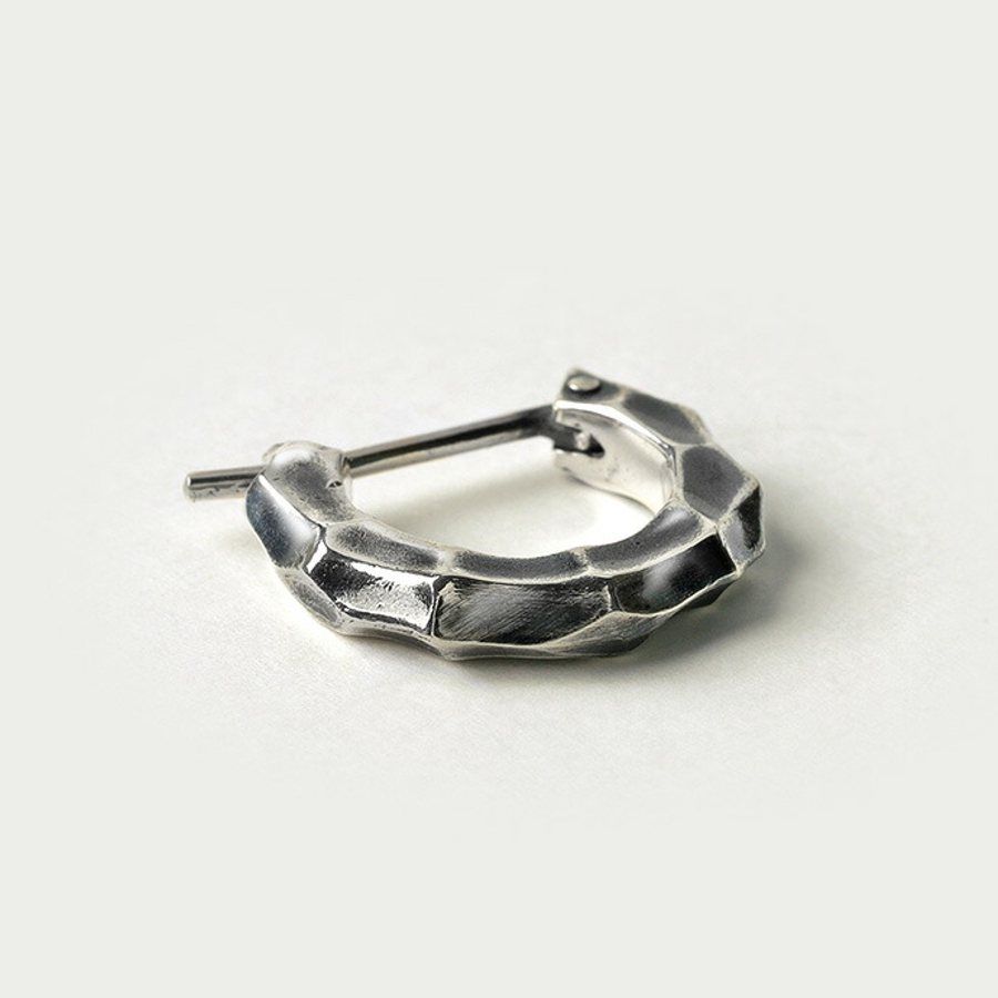 燻し 槌目 デザイン フープ ピアス 片耳用 1個売り[品番：CTRA0003521
