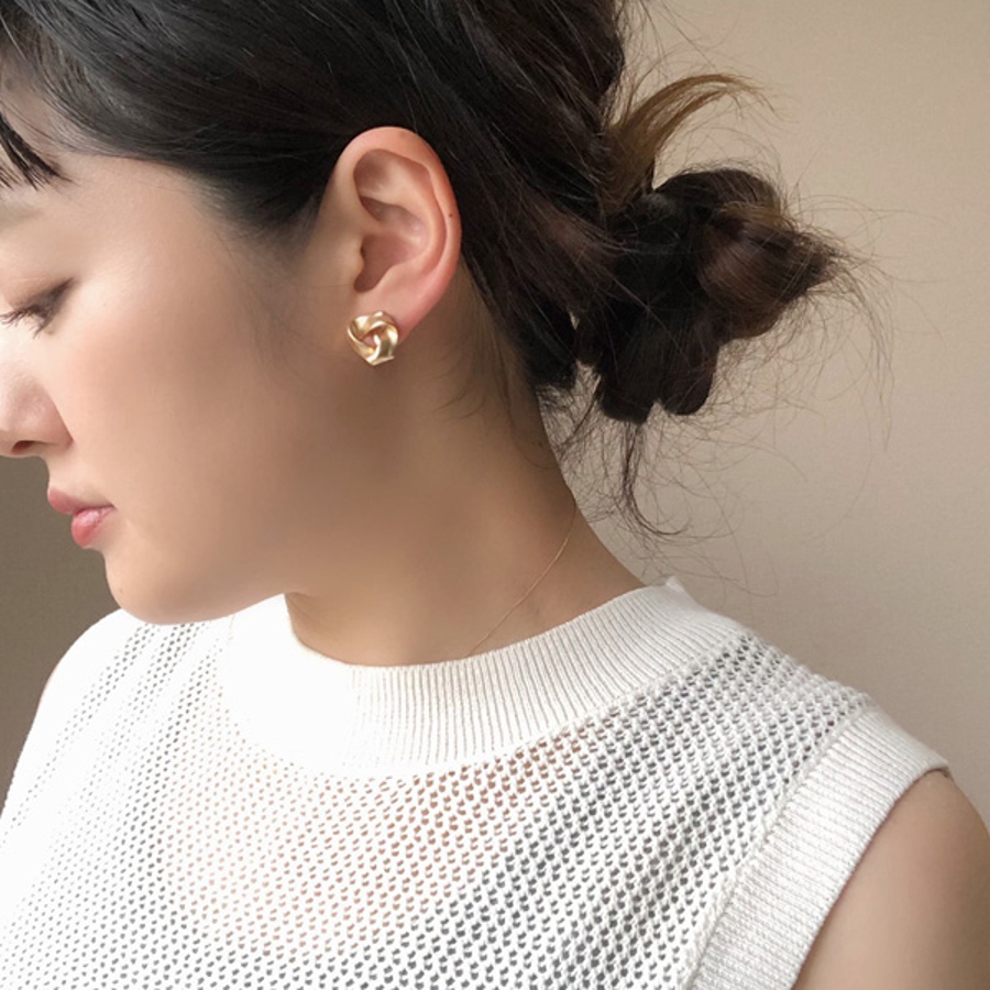 ねじり トライアングル ピアス[品番：GLJA0000264]｜gulamu jewelry