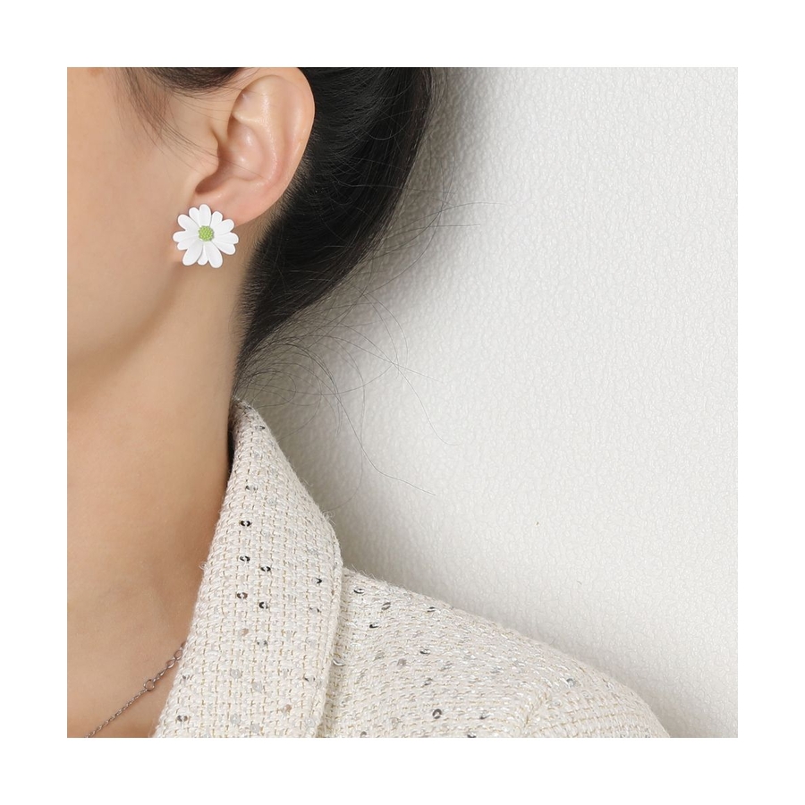 アシンメトリーデザインがお洒落なフラワーイヤリング カジュアル