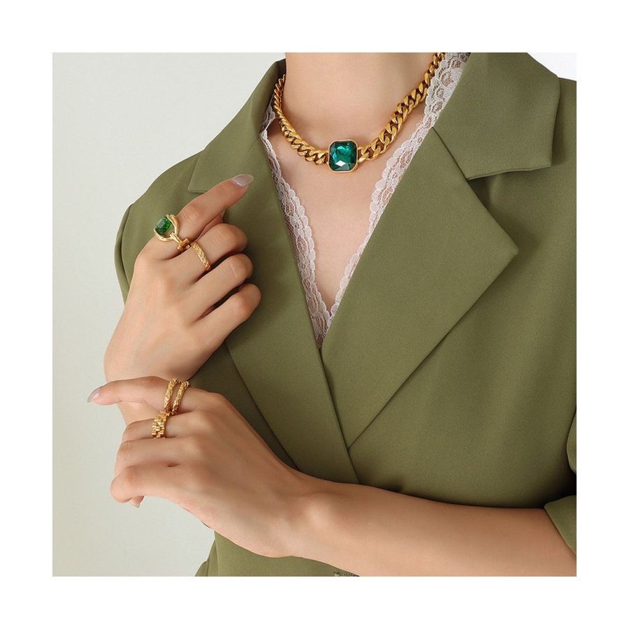 シンプルコーデに映えるビジュー付きチェーンネックレス