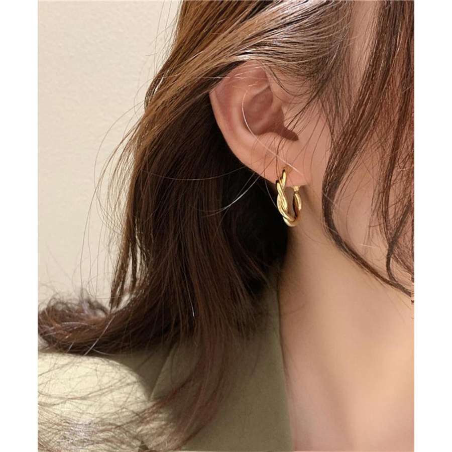 人気のトレンドデザインを取り入れたツイストフープピアス