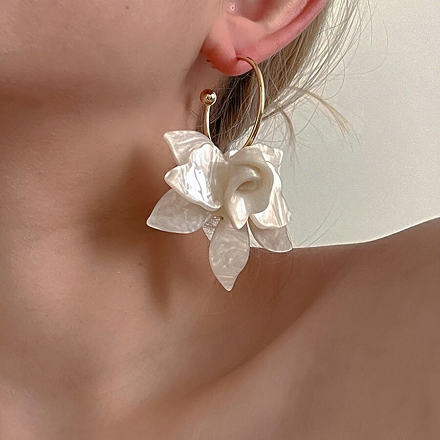 大ぶりアクリルフラワーピアス 存在感抜群 結婚式[品番：XL000002896