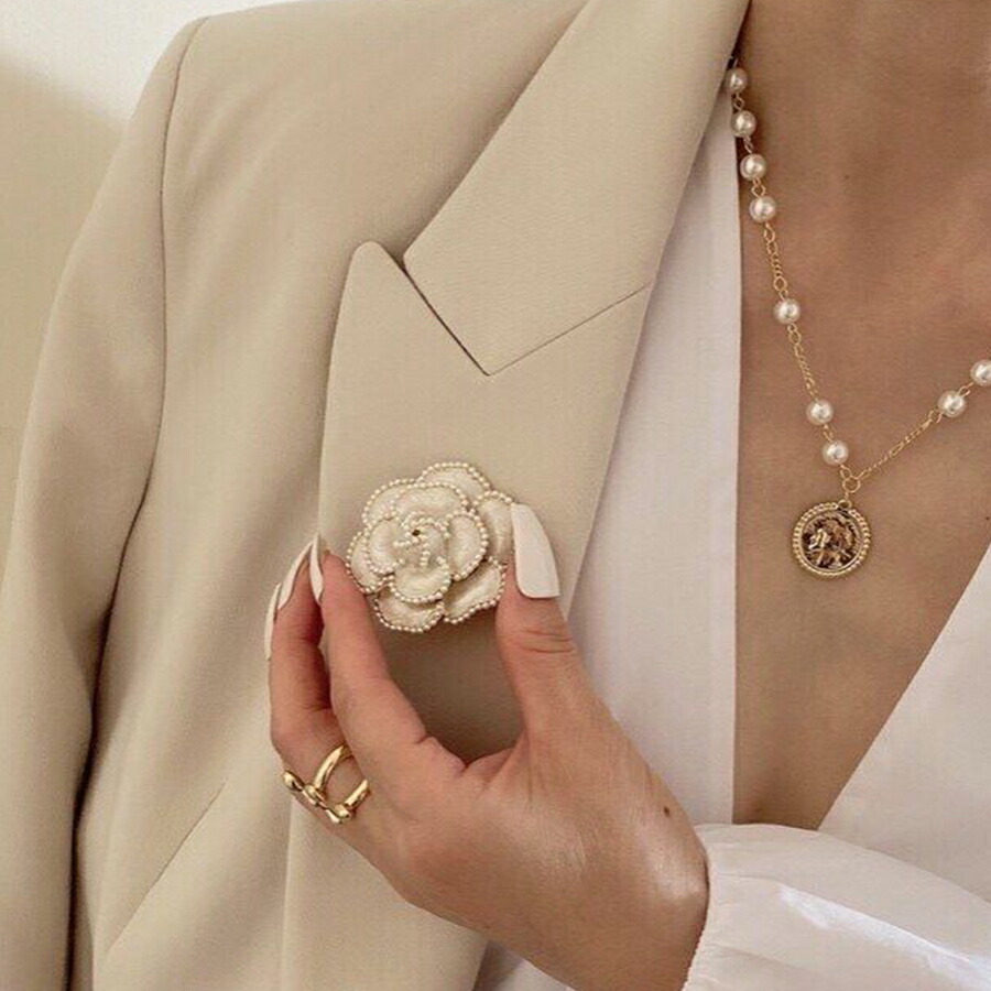 カメリアブローチ 花 パール[品番：XL000002764]｜SLENDER（スレンダー