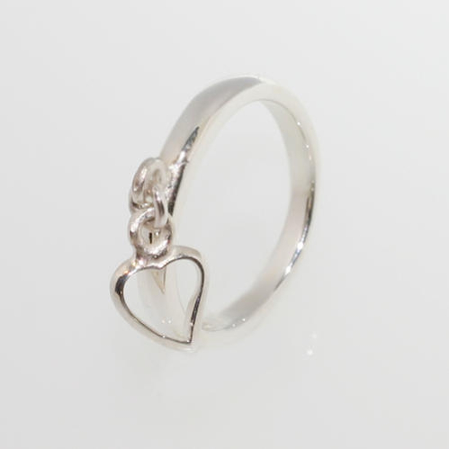 シルバー925 ハート型チャームが揺れるリング[品番：PENA0003894