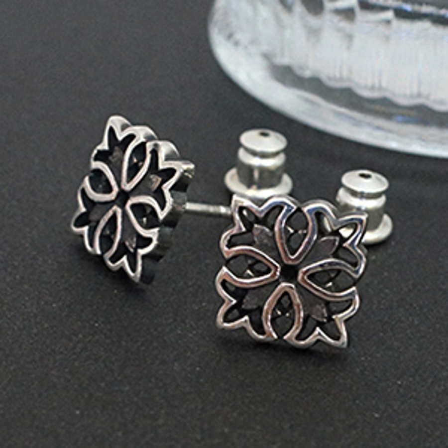 シルバー925 クロスのスタッドピアス ロックテイストあふれるデザイン