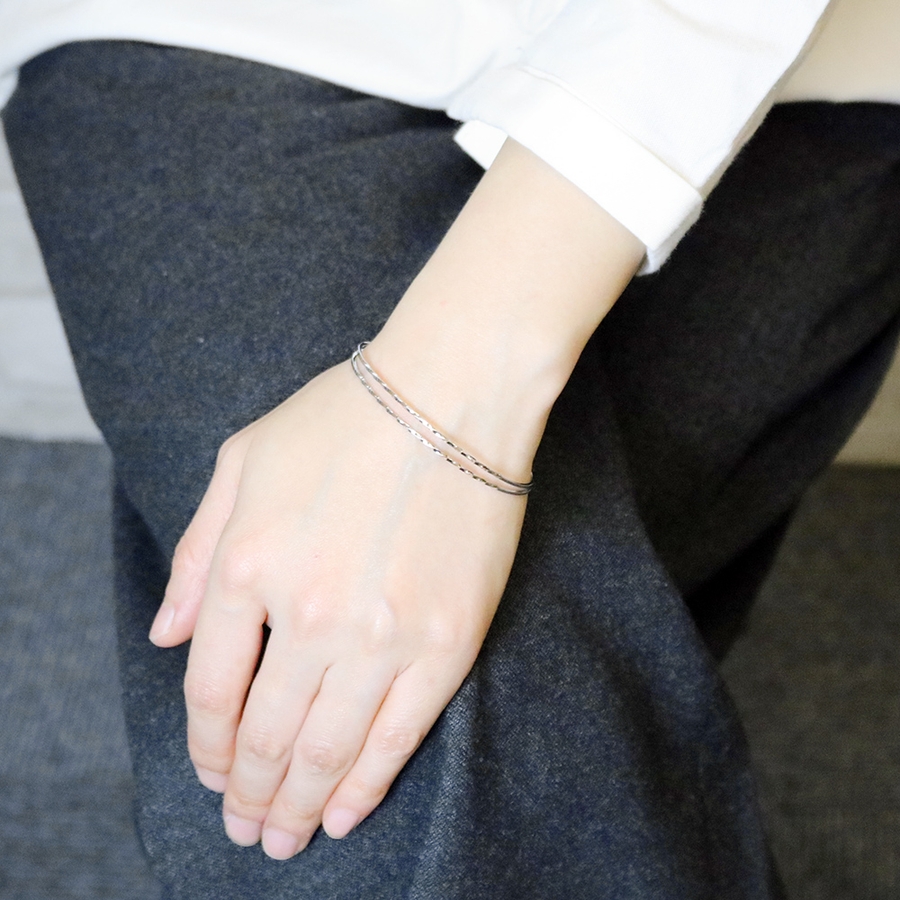 ダブルフープのシンプルバングル 日本製 低金属アレルギー[品番 ...