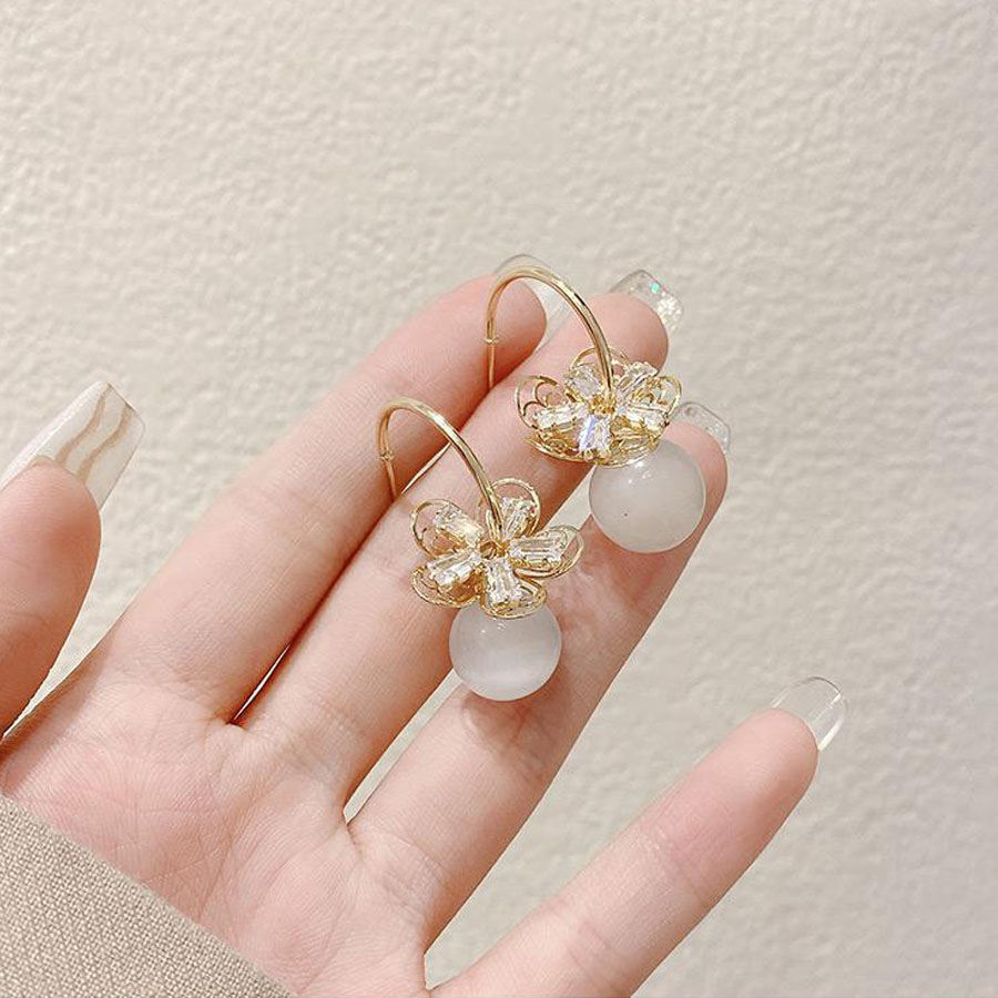 揺れるロングピアス 大ぶり 花 [品番：JRKW0002518]｜shoppinggo 