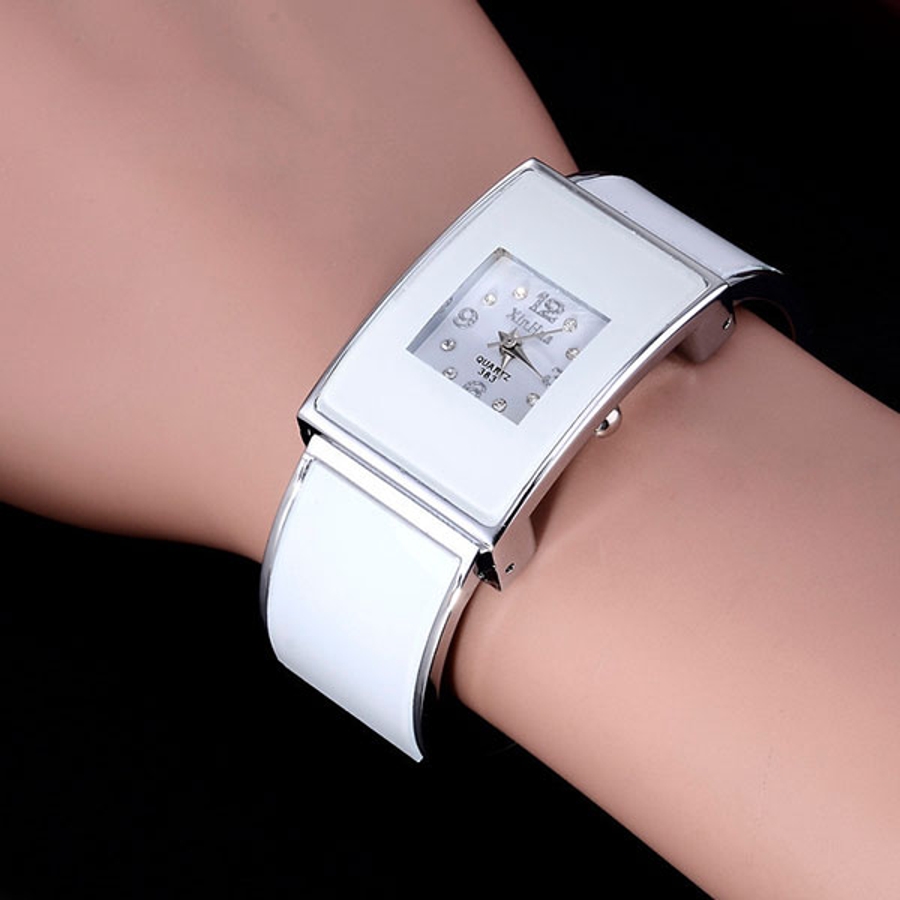 レクタンギュラー バングルウォッチ 存在感のあるシンプルデザインの