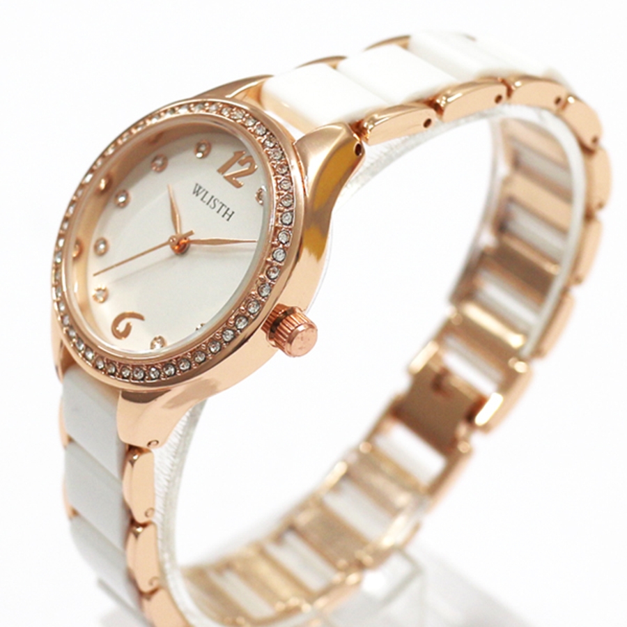 ラインストーンがベゼルにぐるっと彩られたラグジュアリーウォッチ