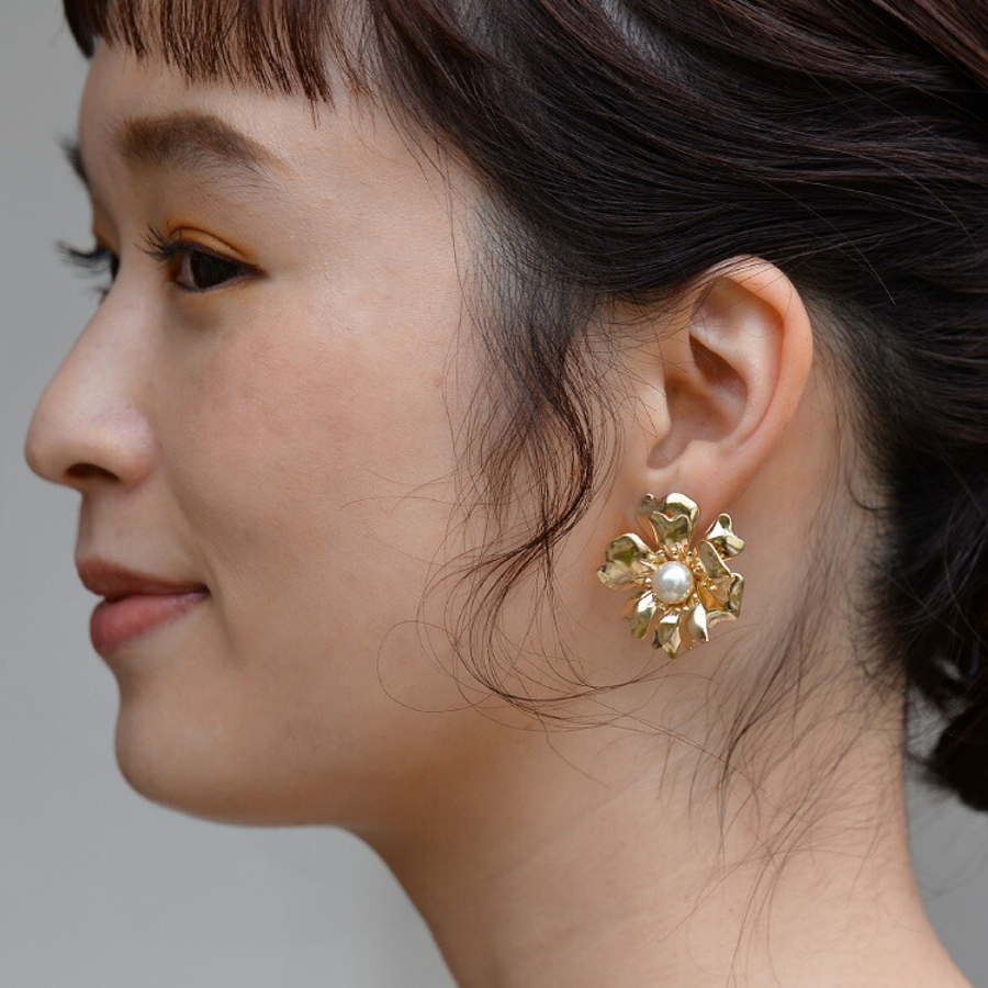 ゴールド】立体感 フラワーメタル ピアス[品番：BECW0010207]｜kana