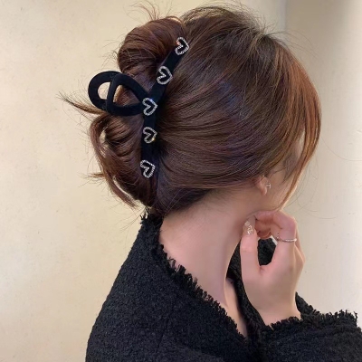 GUCCI ハート型ヘアクリップ ストーン付き 新品☆GUCCI(グッチ) ヘアクリップ 黒 ストーン付き