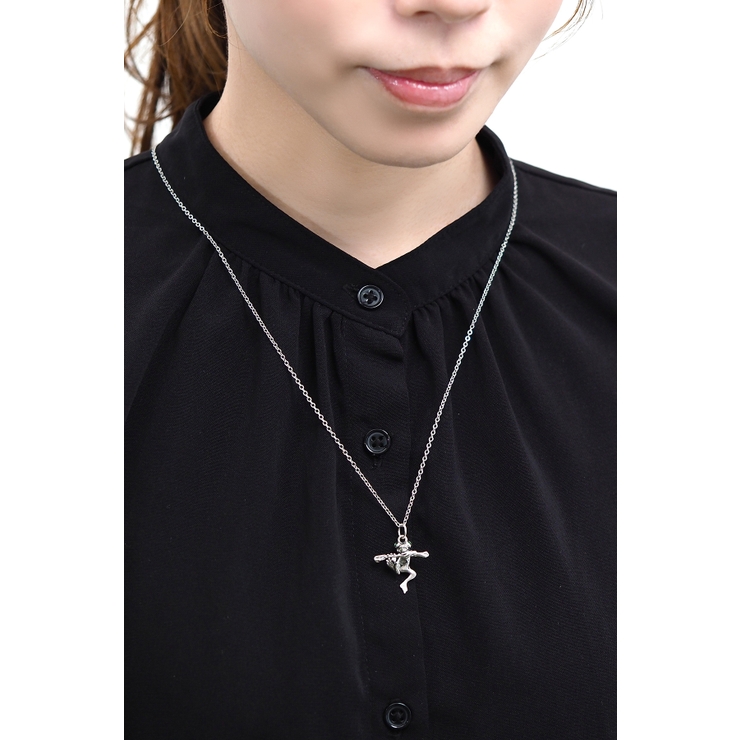 _小枝によじ登るカエル_シルバー製ネックレス/pe2241