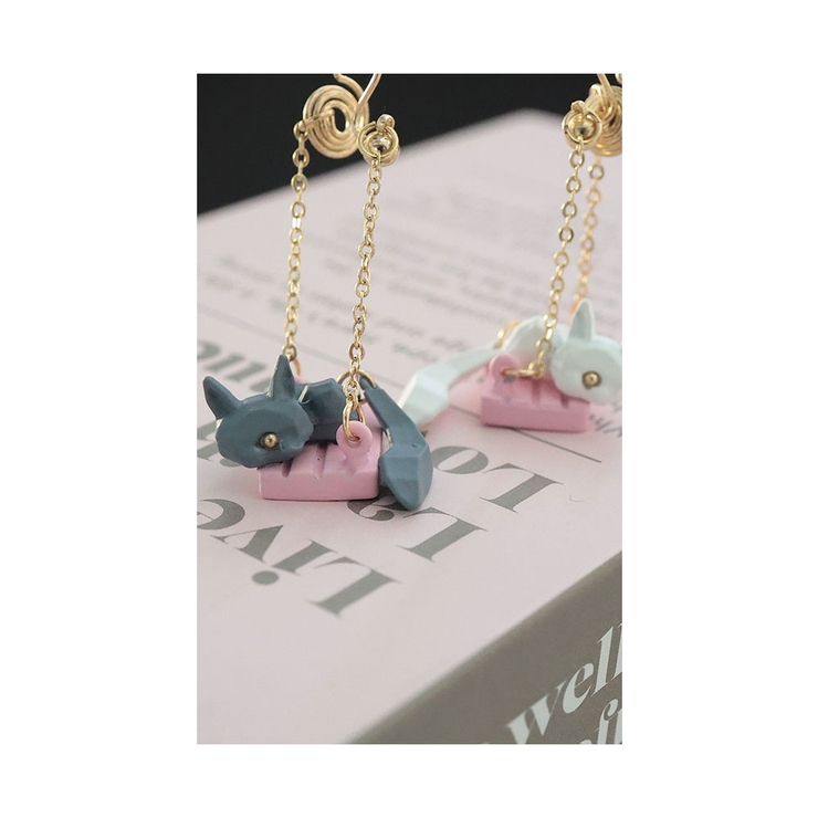 揺れ遊ぶ愛らしさネコちゃんイヤリング【9月2日20時販売新作】