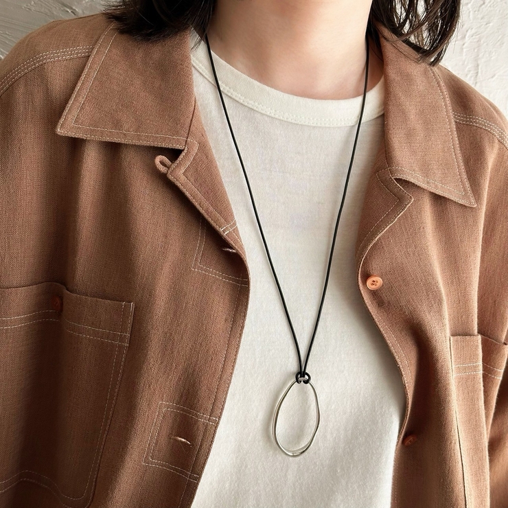 革ひもロングネックレス 大ぶりパーツ カジュアル[品番