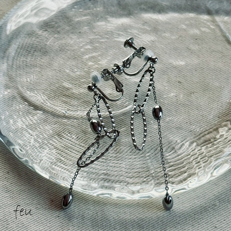 シルバー | サージカルステンレス イヤリング 揺れる | feu