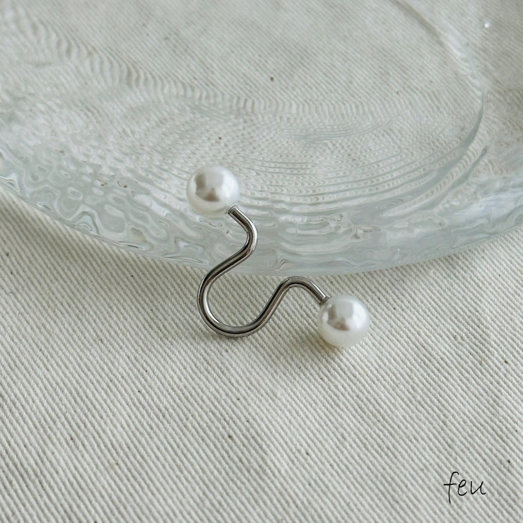 シルバー | サージカルステンレス イヤーカフ 樹脂パール | feu