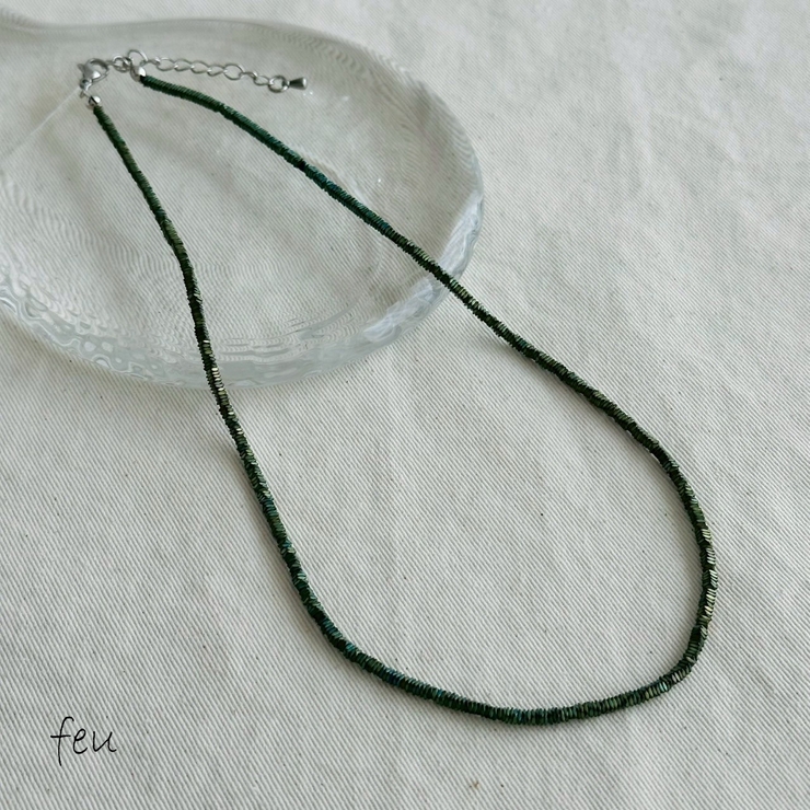 グリーン | メタルビーズネックレス ショート ジェンダーレスデザイン | feu