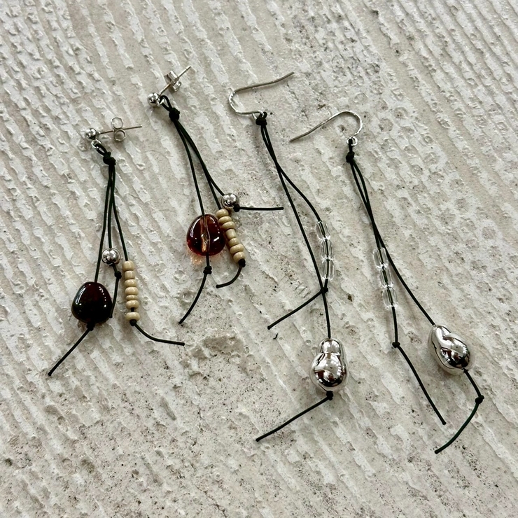 ブラックコード フックピアス 揺れる | feu | 詳細画像2 