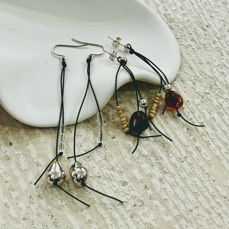 ブラックコード フックピアス 揺れる | feu | 詳細画像5 