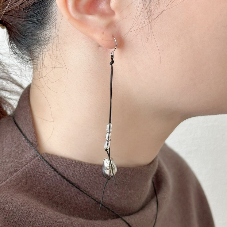 ブラックコード フックピアス 揺れる | feu | 詳細画像8 