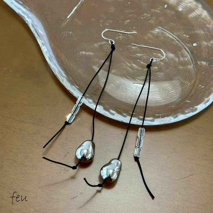 シルバー | ブラックコード フックピアス 揺れる | feu