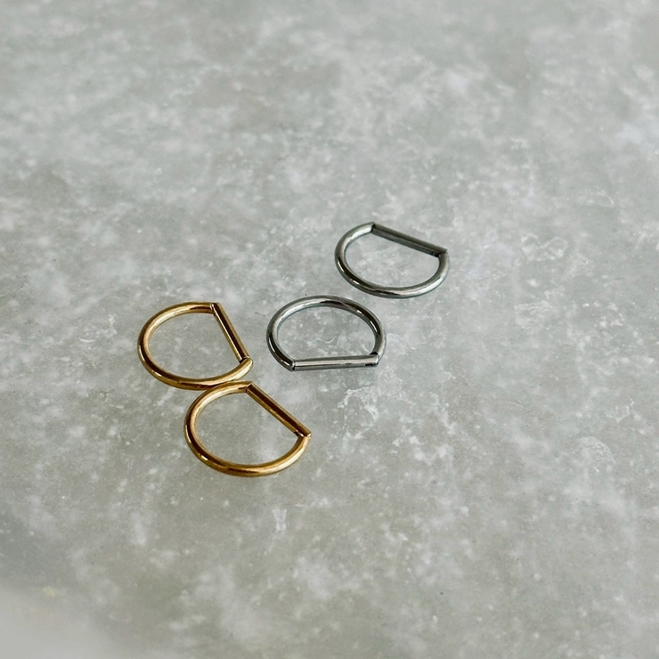 サージカルステンレス D字型ピアス イヤーアクセサリー | feu | 詳細画像2 