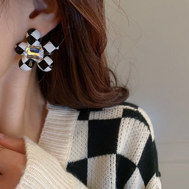 ピアス モノクロチェックビジューモチーフピアス [品番：ORPW0002643]｜marcydorn（マーシードルン）のレディースファッション通販｜SHOPLIST（ショップリスト）