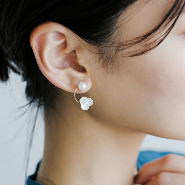 耳元に上品な華やかさを添える！フラワーモチーフピアス | aquagarage | 詳細画像2 