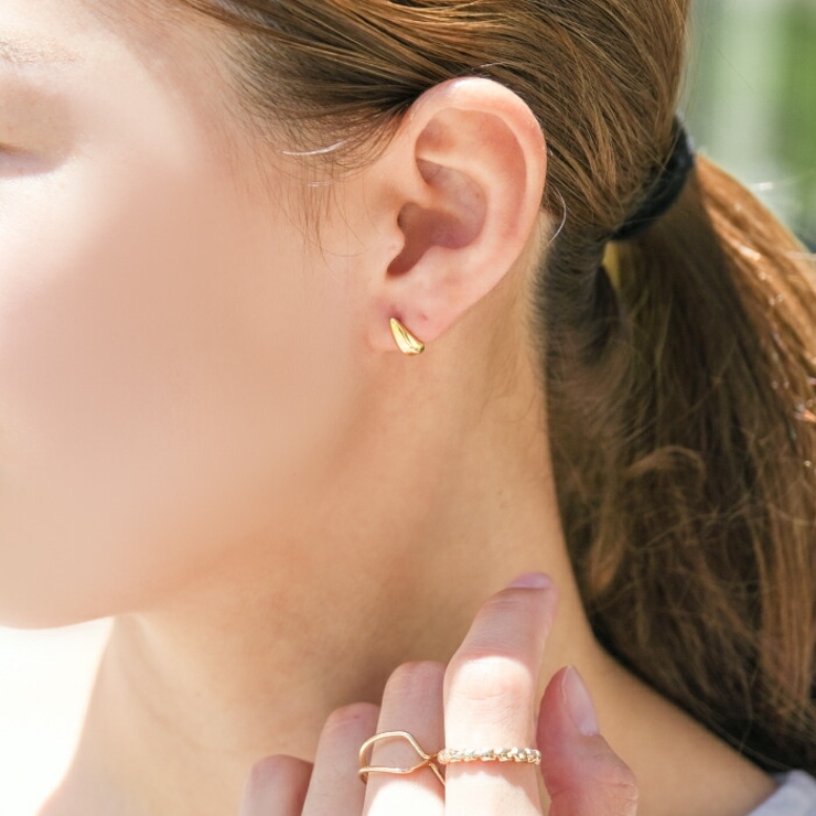 緩やかなカーブが美しいステンレス製ドロップピアス | aquagarage | 詳細画像2 