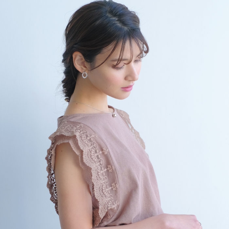 緩やかにひねりのあるモチーフでこなれ感を演出。変形サークルピアス | aquagarage | 詳細画像11 