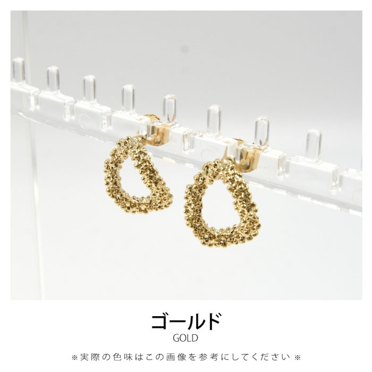 緩やかにひねりのあるモチーフでこなれ感を演出。変形サークルピアス | aquagarage | 詳細画像3 