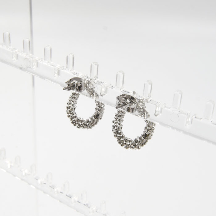 緩やかにひねりのあるモチーフでこなれ感を演出。変形サークルピアス | aquagarage | 詳細画像6 