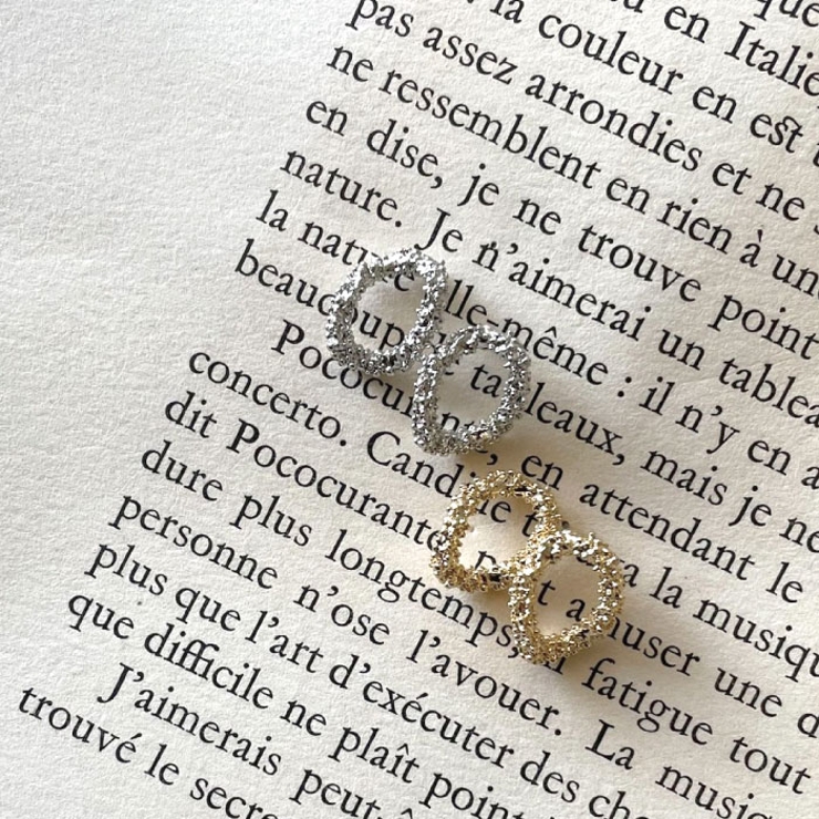 緩やかにひねりのあるモチーフでこなれ感を演出。変形サークルピアス | aquagarage | 詳細画像9 