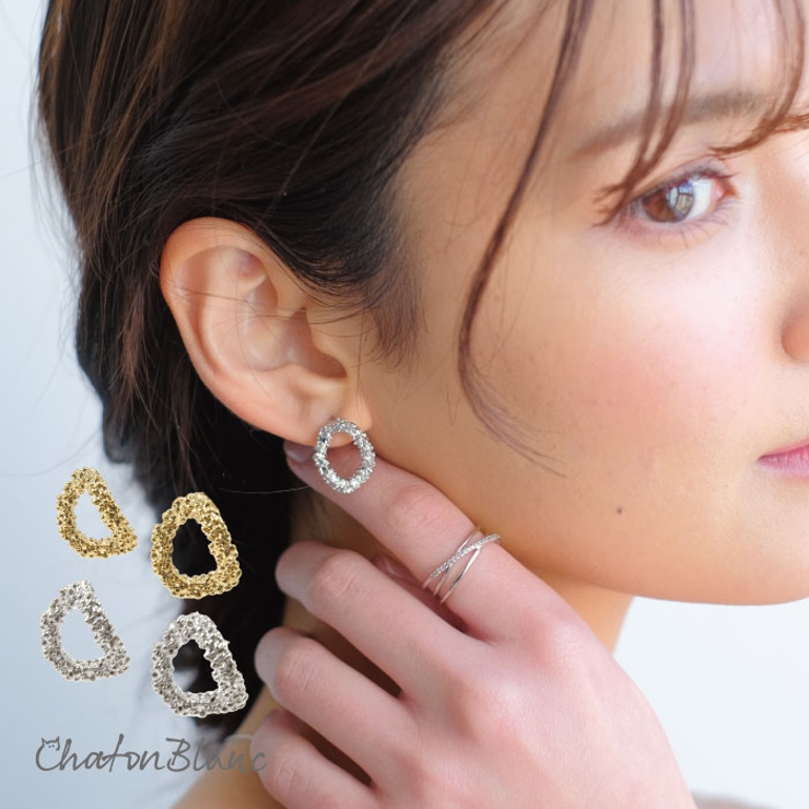 緩やかにひねりのあるモチーフでこなれ感を演出。変形サークルピアス | aquagarage | 詳細画像1 