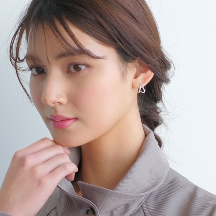 耳元を美しく演出してくれる逆V字ビジューピアス[品番 耳元を美しく演出してくれる逆V字ビジューピアス[品番