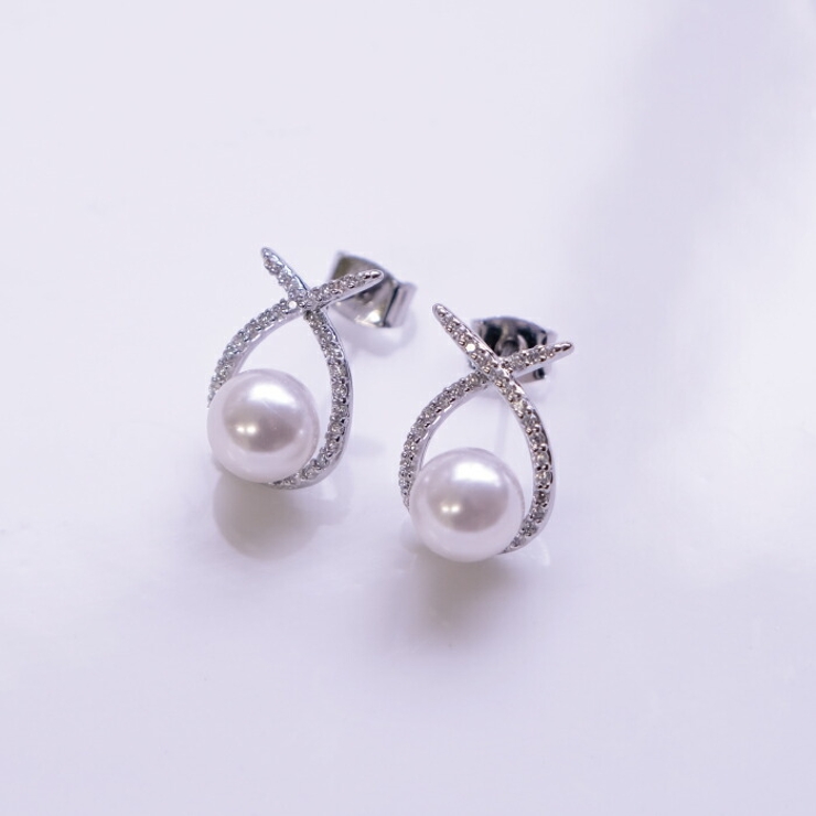 耳元に上品な輝きを添えてくれるノットモチーフパールピアス | aquagarage | 詳細画像7 