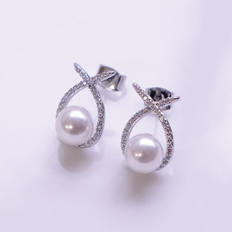 シルバー | 耳元に上品な輝きを添えてくれるノットモチーフパールピアス | aquagarage