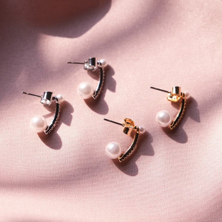 耳元に上品な輝きを添えてくれるビジューバーパールピアス | aquagarage | 詳細画像2 