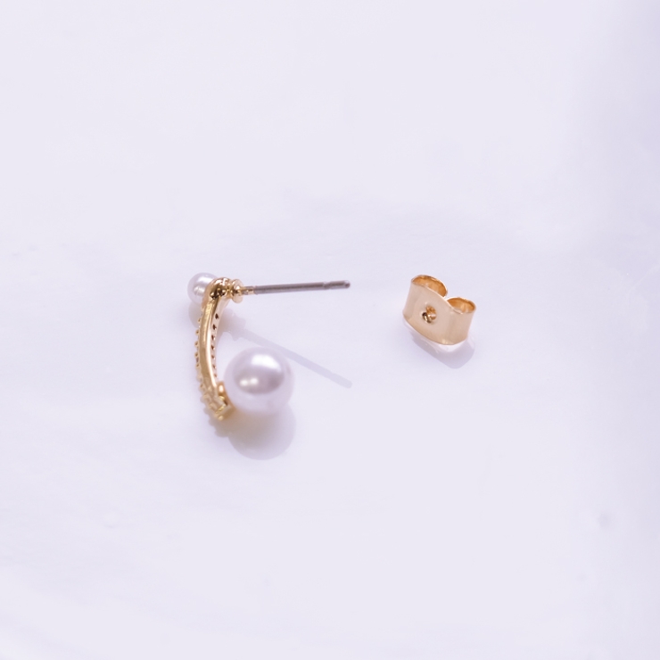 耳元に上品な輝きを添えてくれるビジューバーパールピアス | aquagarage | 詳細画像6 