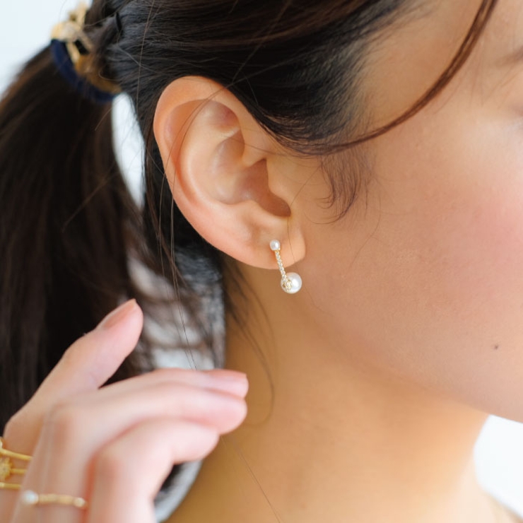 ゴールド | 耳元に上品な輝きを添えてくれるビジューバーパールピアス | aquagarage