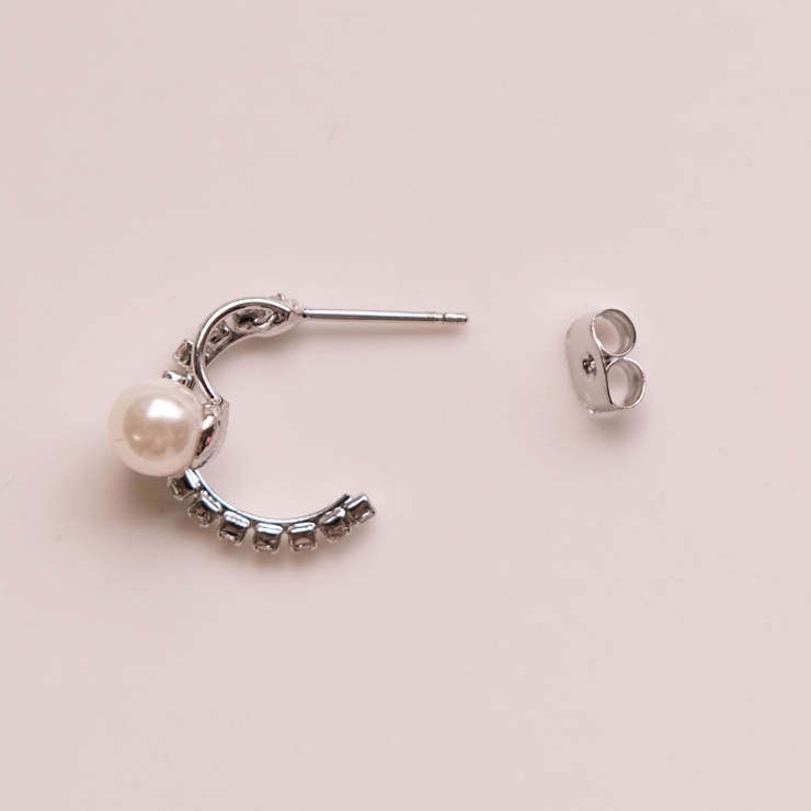 耳元に上品な華やかさを添えるパール2連風フープピアス | aquagarage | 詳細画像11 