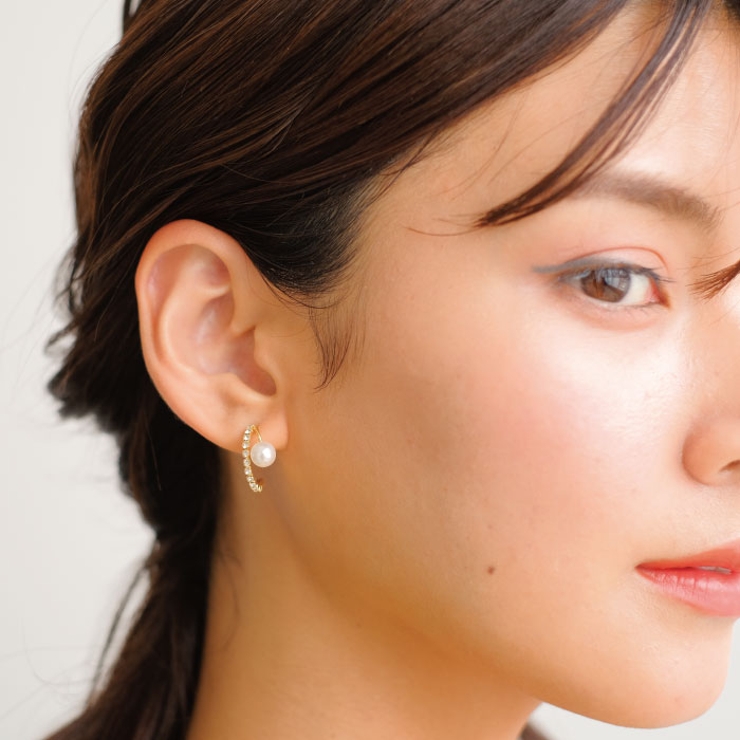 耳元に上品な華やかさを添えるパール2連風フープピアス | aquagarage | 詳細画像13 