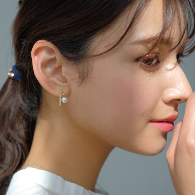 耳元に上品な華やかさを添えるパール2連風フープピアス | aquagarage | 詳細画像18 