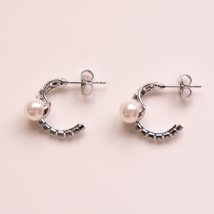 耳元に上品な華やかさを添えるパール2連風フープピアス | aquagarage | 詳細画像7 