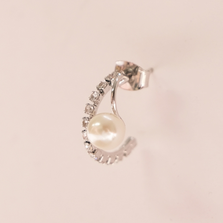 耳元に上品な華やかさを添えるパール2連風フープピアス | aquagarage | 詳細画像9 