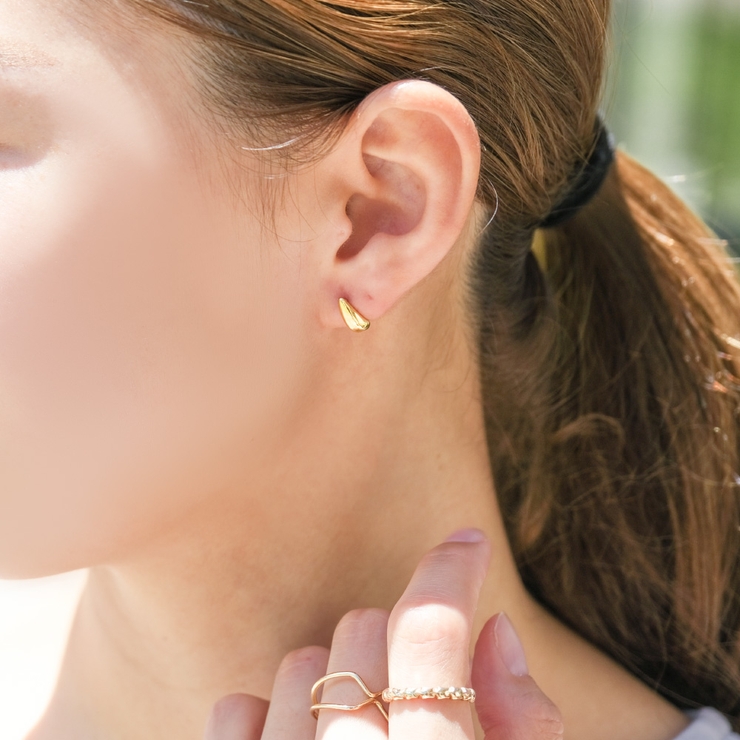 ゴールド | 緩やかなカーブが美しいステンレス製ドロップピアス | aquagarage