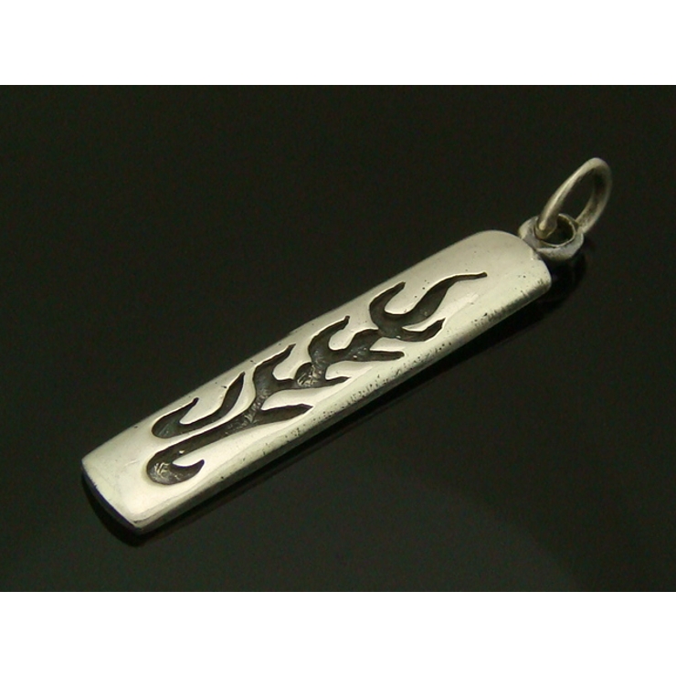 シルバー925 細長いプレートに炎のような模様が描かれたペンダントトップ 【ペン… | laplateriashu  | 詳細画像1 