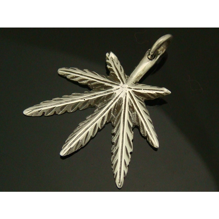 シルバー925 マリファナのペンダントヘッド 葉っぱの模様がリアルなマリファナの… | laplateriashu  | 詳細画像1 