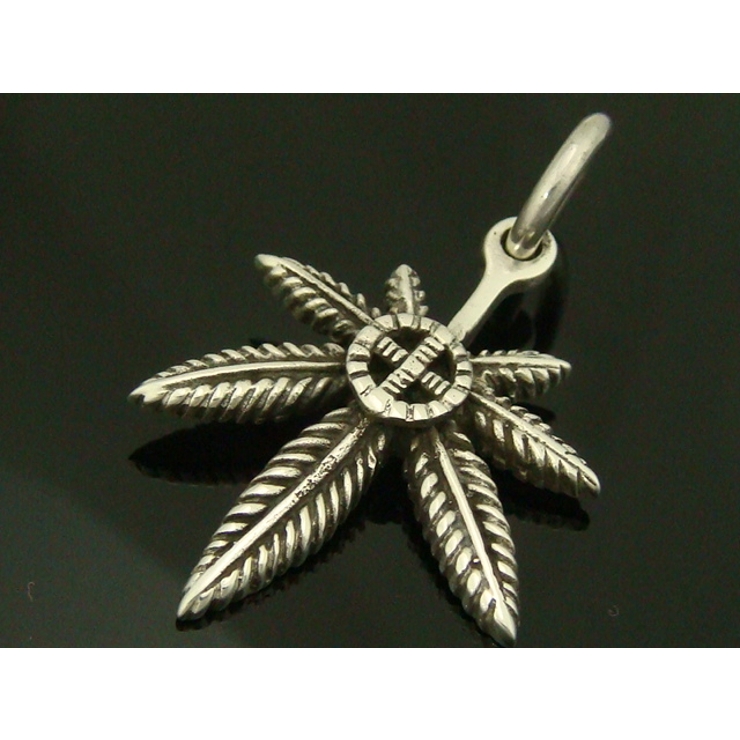 シルバー925 マリファナのペンダントヘッド 真ん中に十字架のデザインが施された… | laplateriashu  | 詳細画像1 